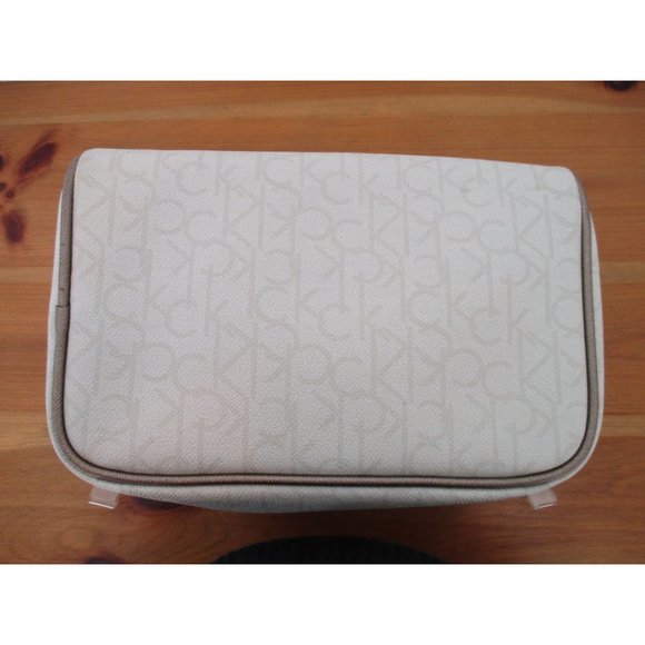 *Calvin Klein Cream Taupe Tan Vinyl Zip Around Train Case Cosmetic Travel Bag - Picture 7 of 11